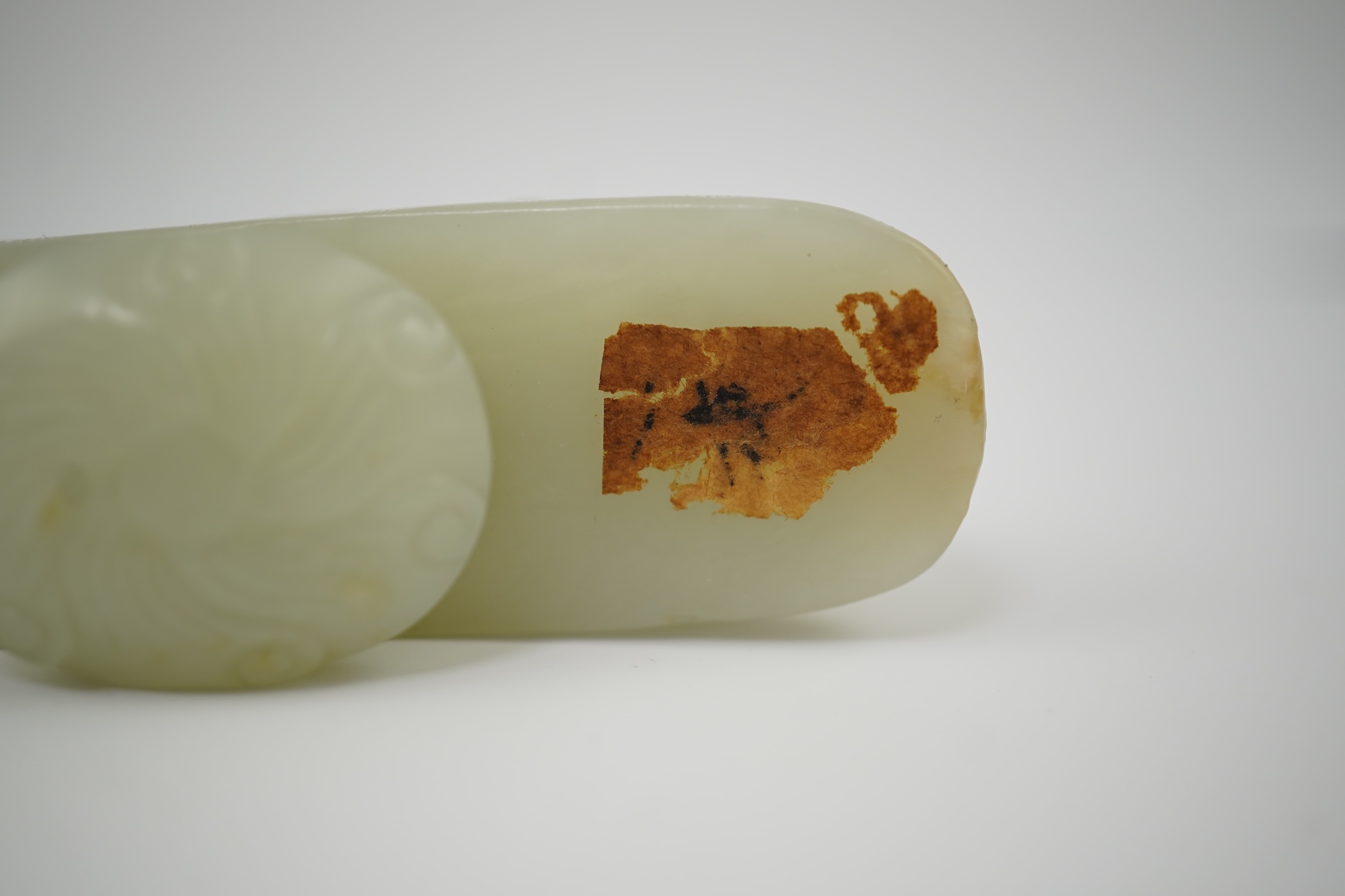 A Chinese pale celadon jade 'dragon' belt hook, 18th/19th century